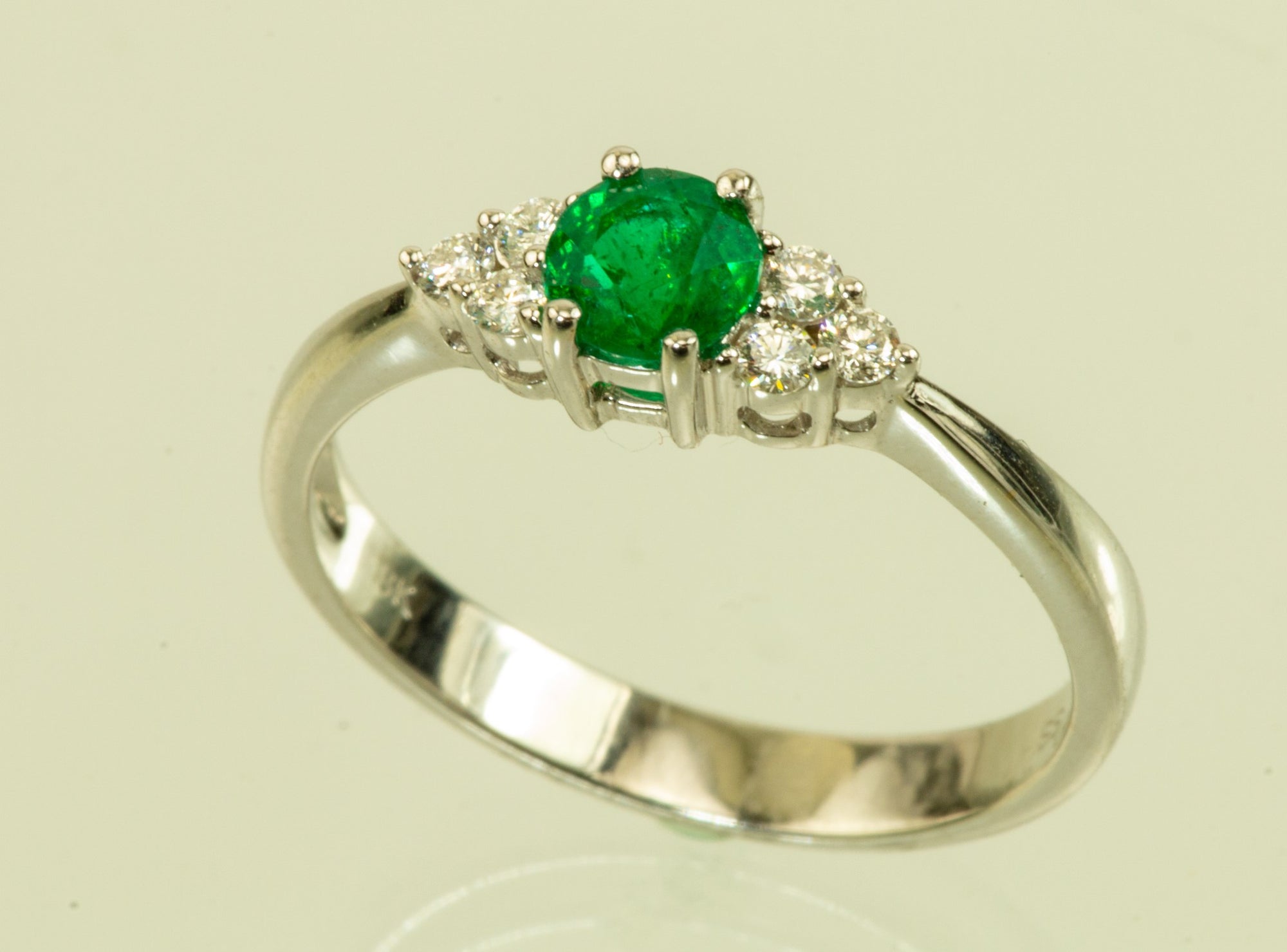 Emerald 18kt White Gold Ring With Diamonds