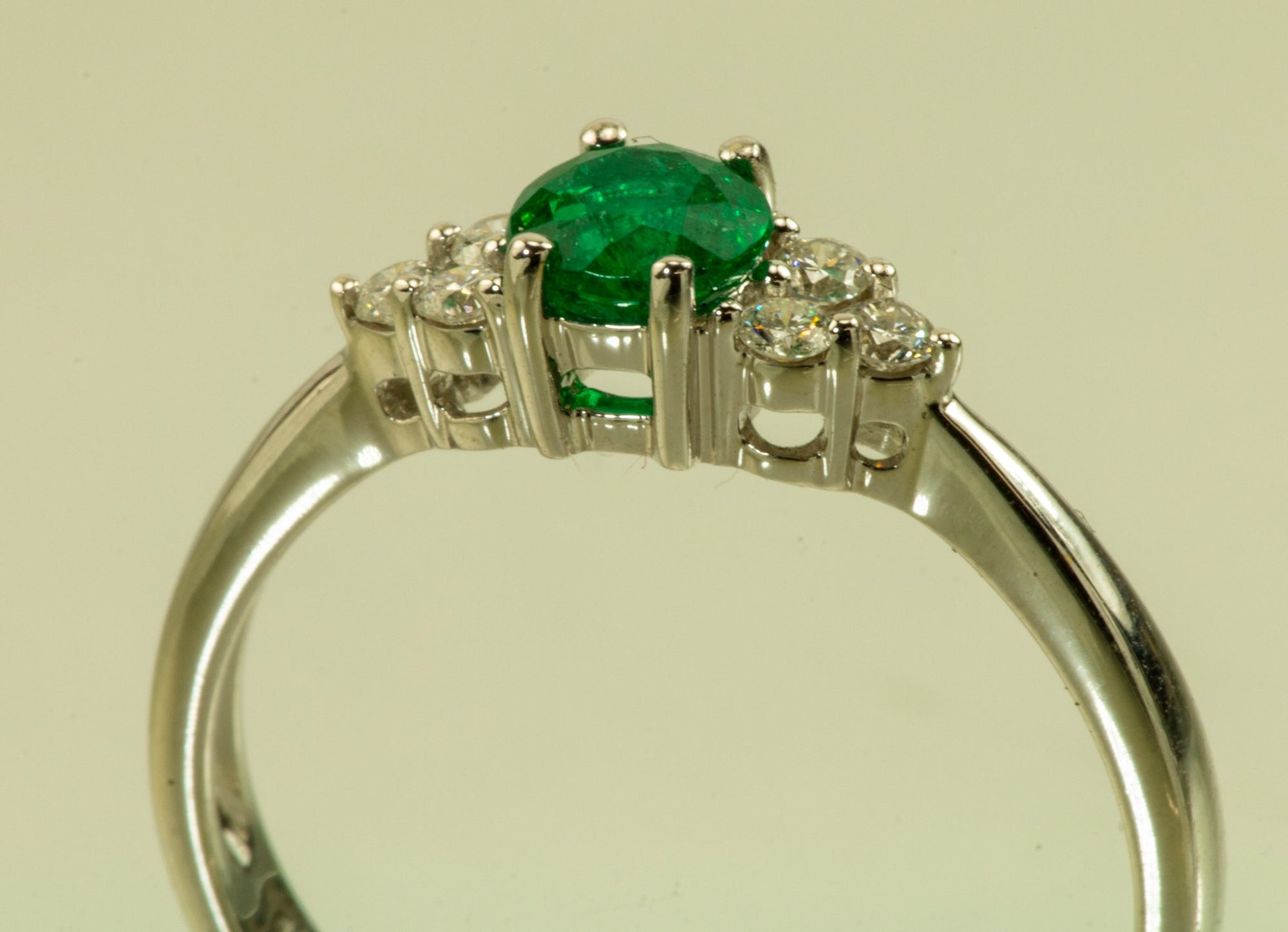Emerald 18kt White Gold Ring With Diamonds