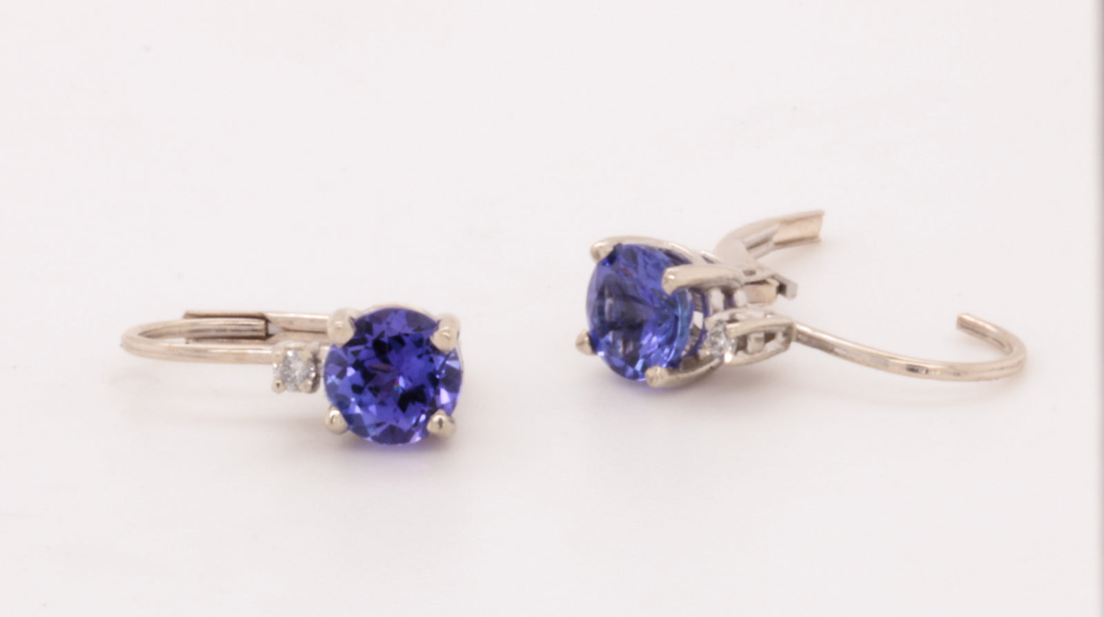 Tanzanite & Diamond White Gold Earring